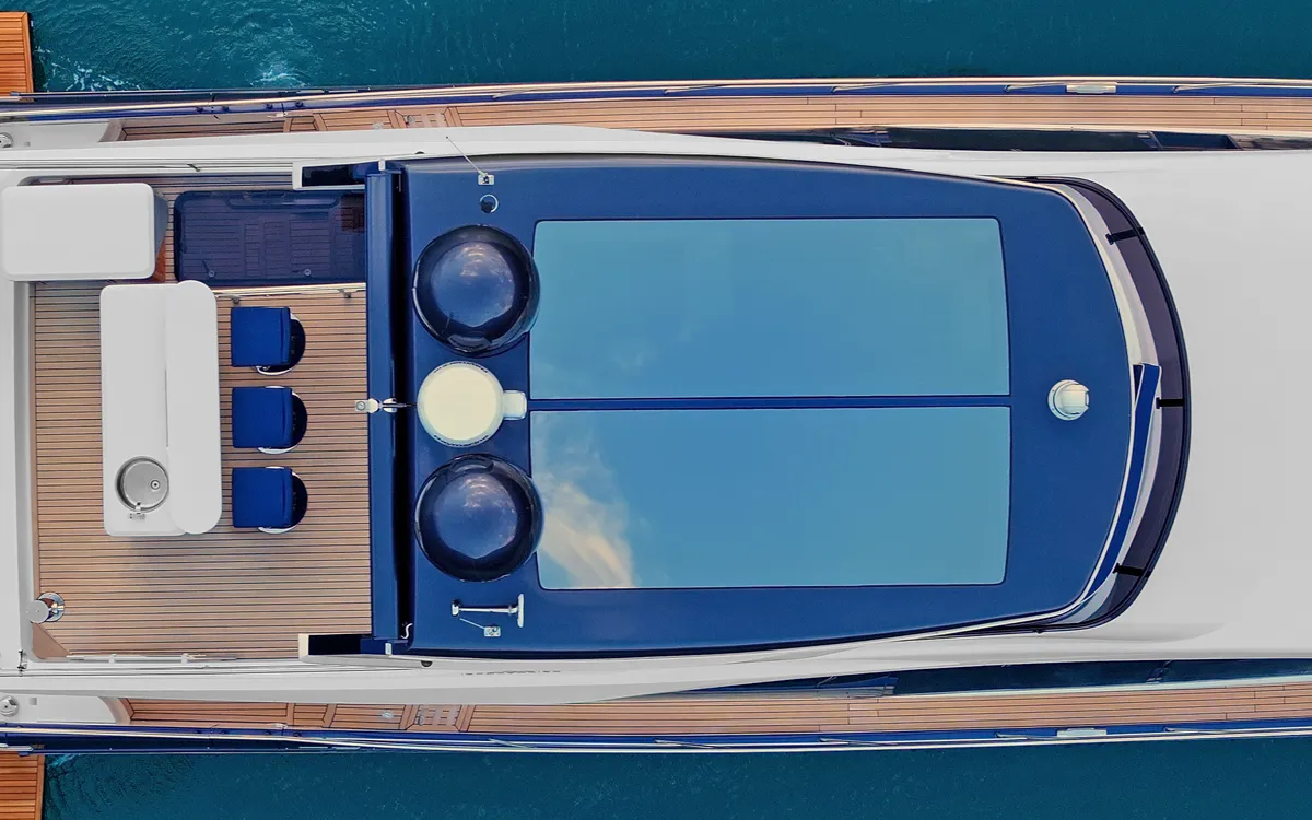 Intermarine 70 — Popa e proa (6 de 9)