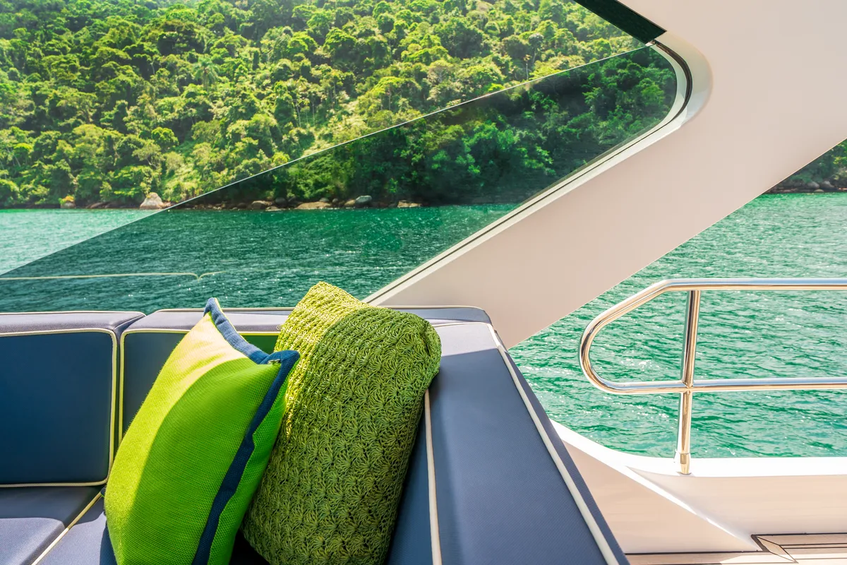 Intermarine 70 — Popa e proa (2 de 9)
