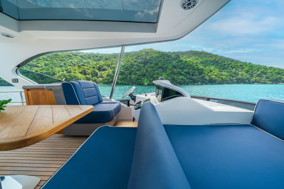 Intermarine 70 — Popa e proa (3 de 9)