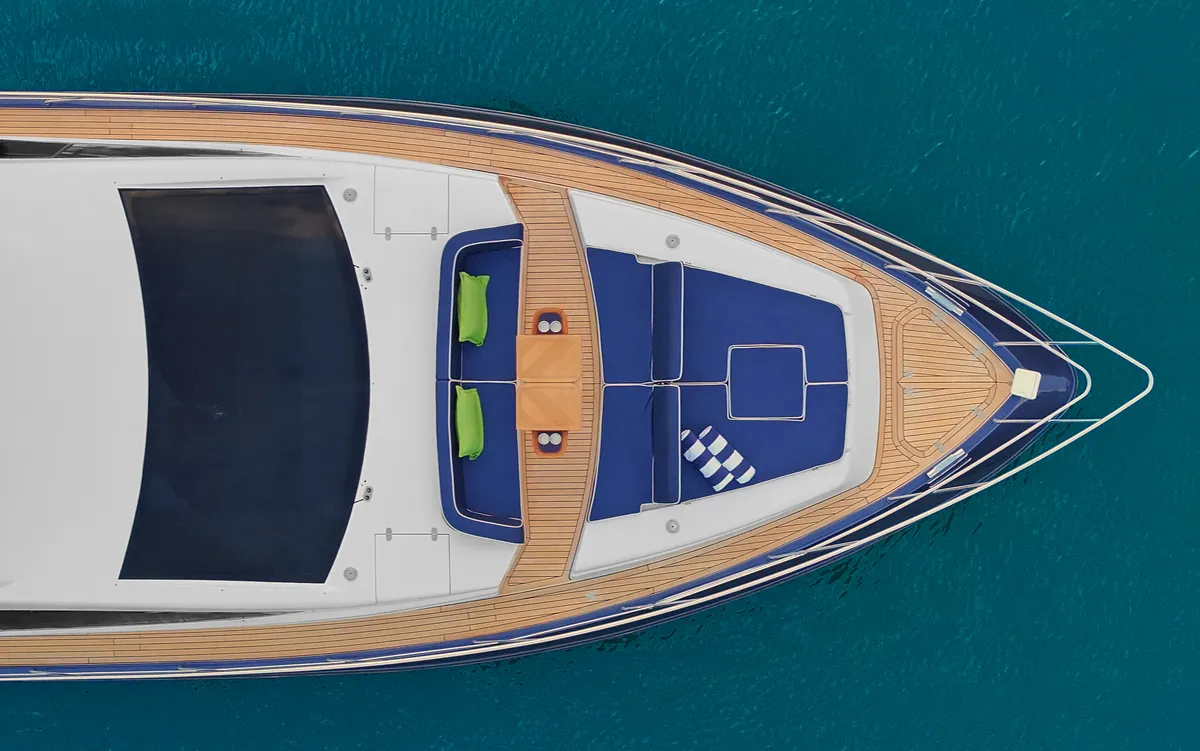 Intermarine 70 — Popa e proa (7 de 9)
