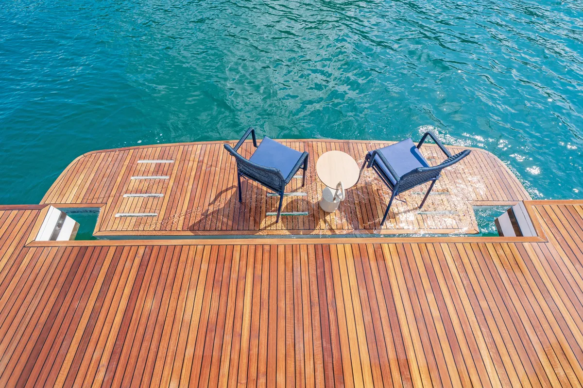 Intermarine 70 — Popa e proa (4 de 9)