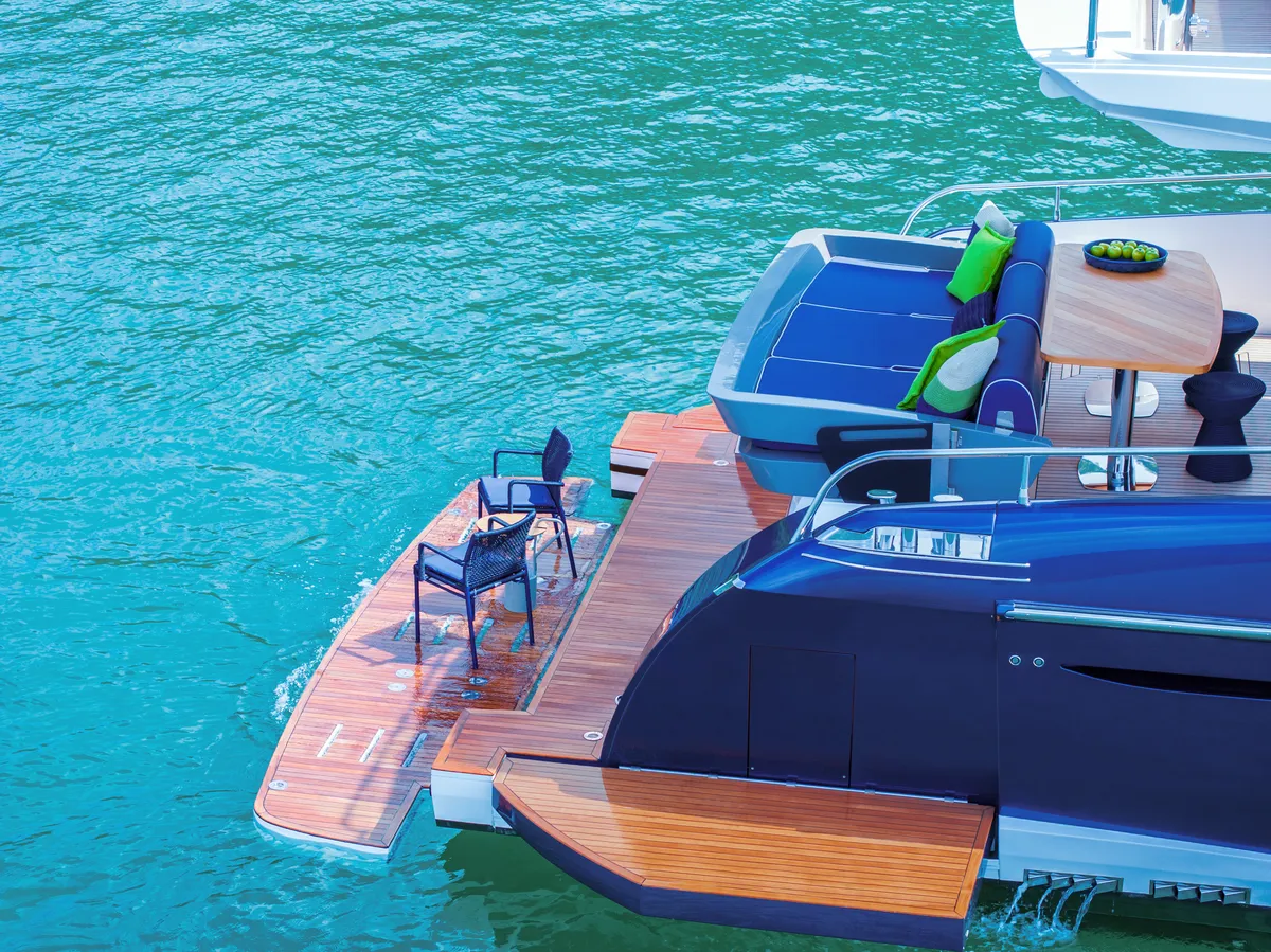 Intermarine 70 — Popa e proa (1 de 9)