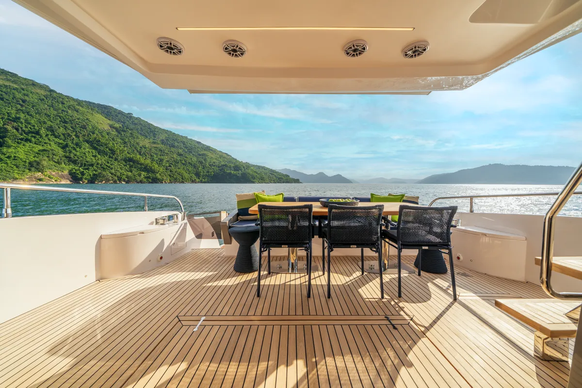 Intermarine 70 — Popa e proa (8 de 9)
