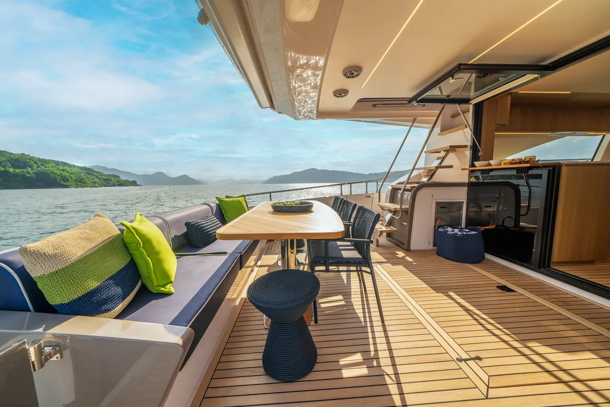 Intermarine 70 — Popa e proa (9 de 9)