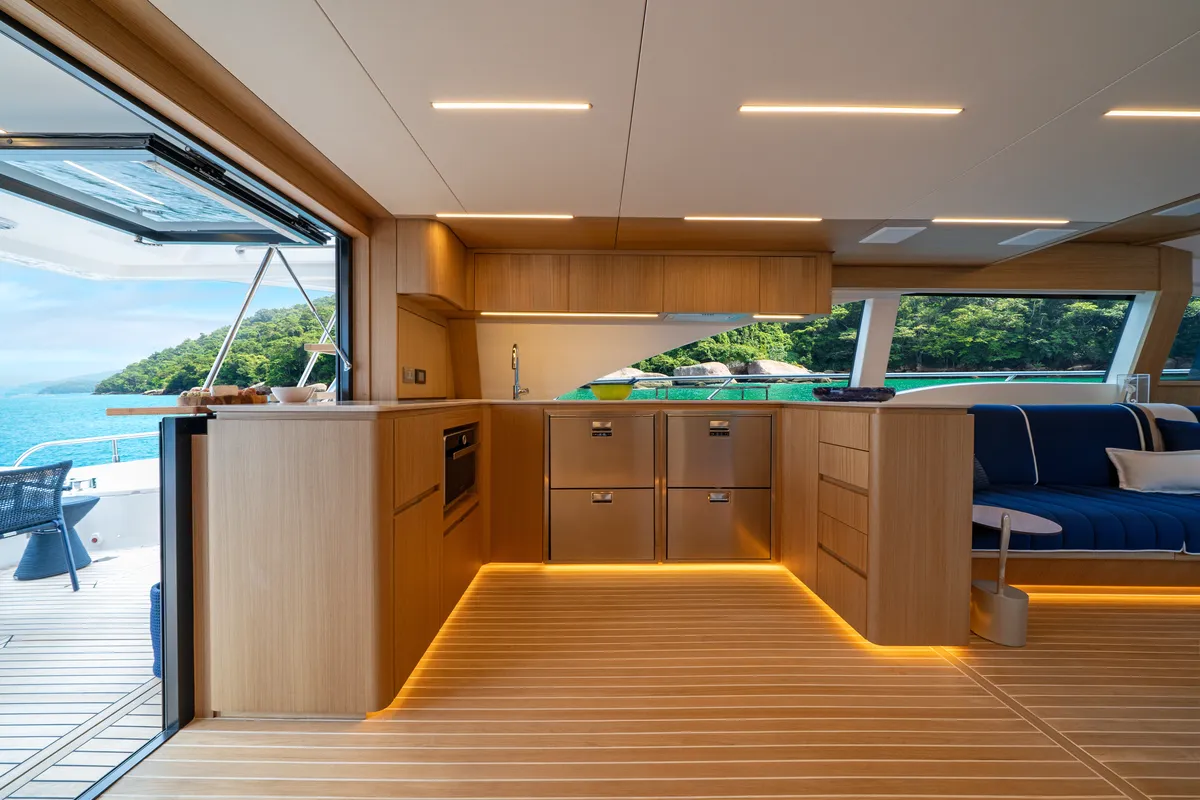 Intermarine 70 — Salão (2 de 4)