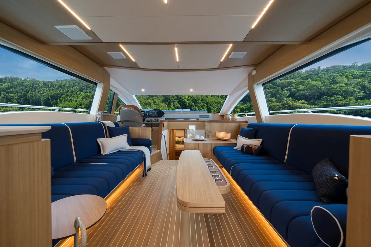 Intermarine 70 — Salão (1 de 4)